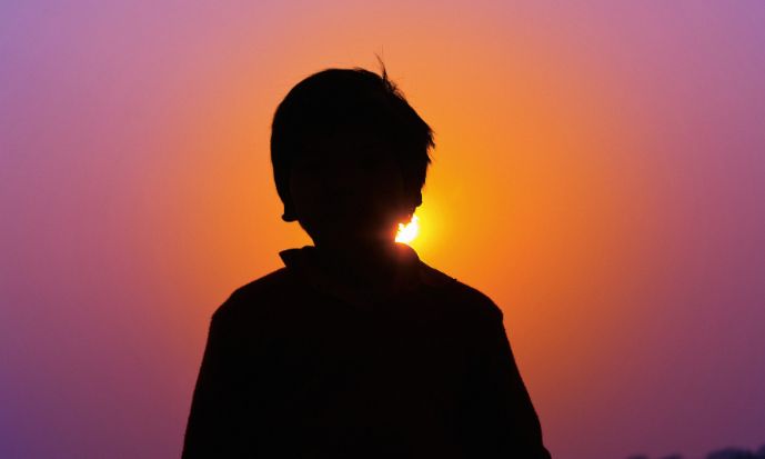 14岁男生在学校性格活泼，回到家却不愿说话，怎么办？